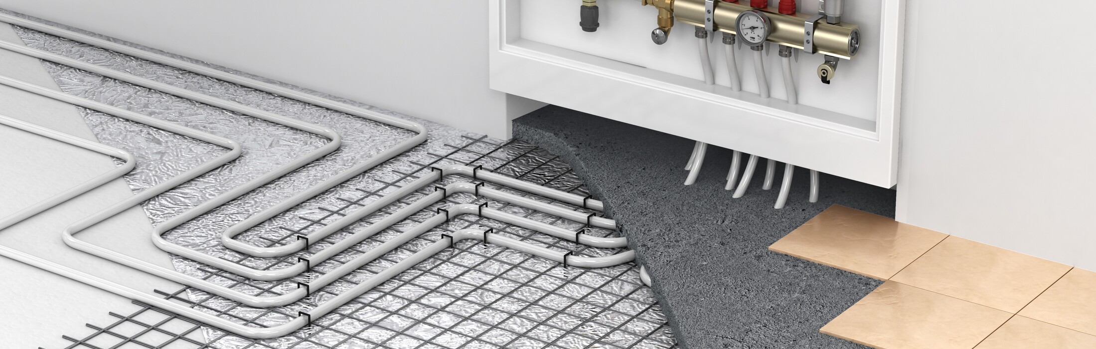 Installation d'un système de chauffage par le sol avec tuyaux apparents, isolation et collecteur de chauffage relié aux radiateurs.